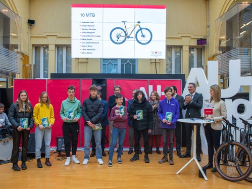 Dieci alunni che hanno partecipato con successo al quiz hanno ricevuto una mountain bike. (Foto: ASP/Fabio Brucculeri)
