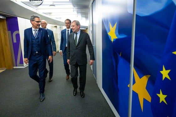 Auf dem Weg zur Besprechung: EU-Kommissar Hahn (r.) mit den Landeshauptleuten (v.l.) Kompatscher (Südtirol), Mattle (Tirol) und Wallner (Voralberg). (Foto: LPA/Javier Bernal Revert)