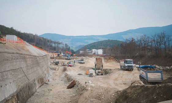 Die Modernisierung der Pustertalbahn läuft: Gearbeitet wird unter anderem an der Oberleitung und den Gleisanlagen auf der bestehenden Strecke bei Schabs. (Foto: LPA/STA)
