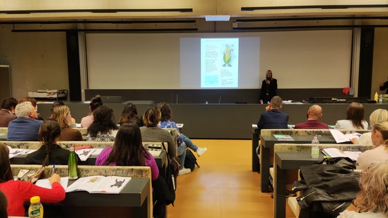 En vëndres, ai 7 de november, é gnüda presentada a Porsenú la publicaziun dada fora dala Direziun provinziala Scolines y scores ladines adöm cun la doturia Donatella Arcangeli. (Foto: USP/Intendënza Ladina)