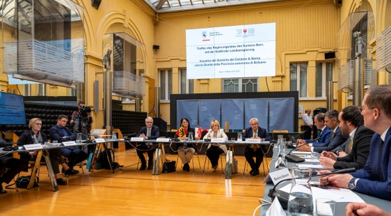 I temi dell'incontro tra gli esecutivi del Cantone di Berna e della Provincia di Bolzano hanno spaziato dai cambiamenti climatici e demografici al mercato del lavoro, dal turismo e l'agricoltura ai grandi carnivori (Foto: ASP/Manuela Tessaro) 
