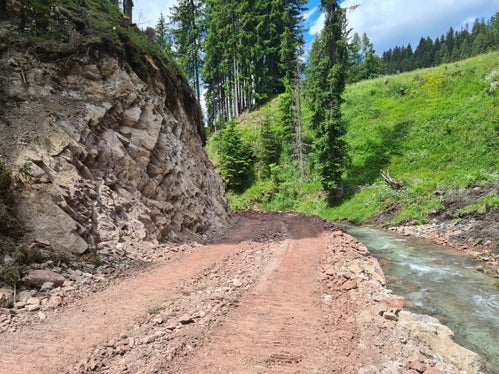 Sono iniziati i lavori preparatori per la costruzione di una barriera di contenimento nel rio Sesto: attualmente si stanno definendo le varie infrastrutture di cantiere e le future strade di servizio. (Foto: ASP/Ufficio Sistemazione bacini montani Est)