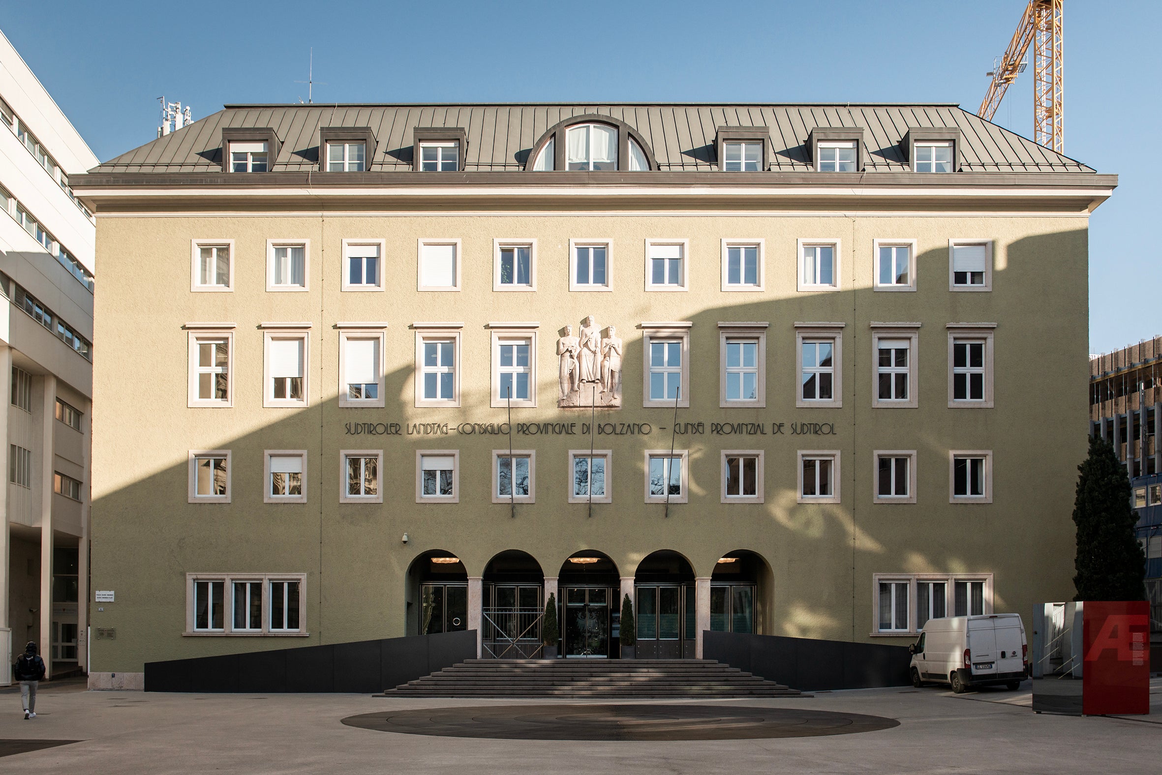Am 3. Juli verabschiedete der Südtiroler Landtag (im Bild der Sitz am Silvius-Magnago-Platz) ein Omnibusgesetz, das auch wichtige Neuerungen für Bezirksräte und Bezirksausschüsse bringt. (Foto: LPA)
