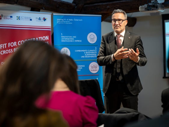 “L’edizione aggiornata mostra chiaramente che, rafforzando la nostra Autonomia, si aprono possibilità d’azione molto concrete per l’intera Euregio – soprattutto in settori quali ambiente ed energia, ma anche pianificazione territoriale, istruzione, protezione civile e servizi sociali”, ha detto il presidente della Provincia Arno Kompatscher. (Foto: USP/Fabio Brucculeri) 