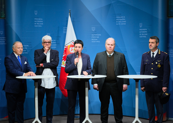 Gemeinsamer Einsatz für mehr Sicherheit im Netz: (v.l.) Oscar de Iorio und Stefan Gasslitter (SIAG), Landesrätin Ulli Mair, Quästor Paolo Sartori und Vize-Quästor Alberto Di Cuffa. (Foto: LPA/Lukas Forer)