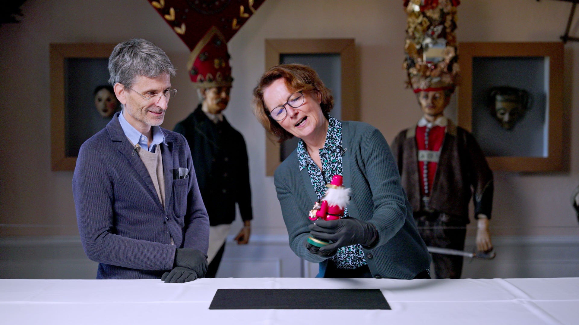 Martin Hochleitner e Lucia Luidold mostrano al Museo di Salisburgo come gli oggetti tradizionali di diverse regioni hanno spesso scopi e significati simili nonostante i loro diversi design (Foto: ASP/Museo di Salisburgo)