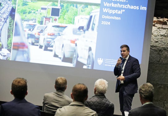 Im Zentrum der Aufmerksamkeit stand während des Abends insbesondere der Bericht des Sonderbeauftragten für die Landesplanung im Bereich Straßenverkehr und Mobilitätsströme, Michael Andergassen, der Mitglied des Aufsichtsrats der BBT Brenner Basistunnel-Gesellschaft ist. (Foto: LPA/Ingo Dejaco)