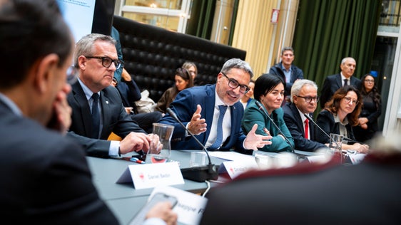 Landeshauptmann Arno Kompatscher betonte den gegenseitigen Nutzen der Vereinbarung, von der auch die Ordnungskräfte durch neuen Wohnraum profitieren könnten. (Foto: LPA/Fabio Brucculeri)