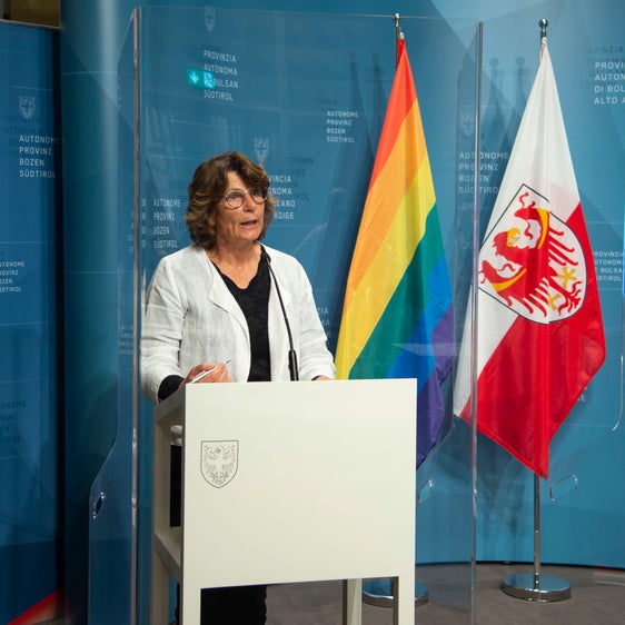 L'assessora Kuenzer: "L'indagine sui terreni non utilizzati svolge un ruolo essenziale, soprattutto per la domanda complessiva di spazi: prima di individuare nuovi paesaggi si dovrebbero sfruttare le cubature già utilizzate o i terreni edificabili già esistenti". (Foto: ASP/Fabio Brucculeri)&nbsp;