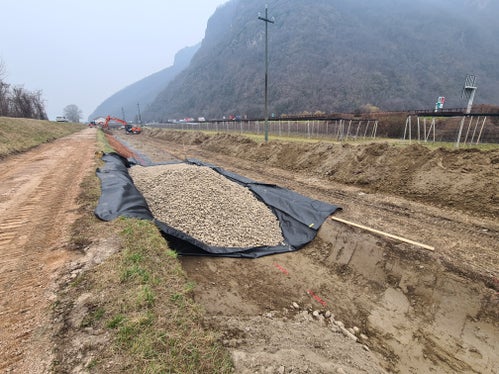 L'Ufficio Sistemazione bacini montani sud ha realizzato un&nbsp;contenitore di drenaggio&nbsp;lungo circa 600 metri sull'argine dell'Adige. (Foto: USP/Ufficio Sistemazione bacini montani sud)