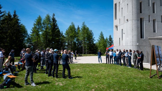 Nach über 20 Jahren Betrieb ist das alte Niederschlagsradar am Gantkofel mit einem neuen ersetzt worden. Die Installation wurde im Oktober 2023 als Gemeinschaftsprojekt von Südtirol und dem Trentino fertiggestellt, seit dem 7. Februar 2024 stehen die Daten des neuen Niederschlagsradars am Gantkofel zur Verfügung. Am 30. Mai 2025 erfolgte nun die feierliche Einweihung. (Foto: LPA/Fabio Brucculeri)