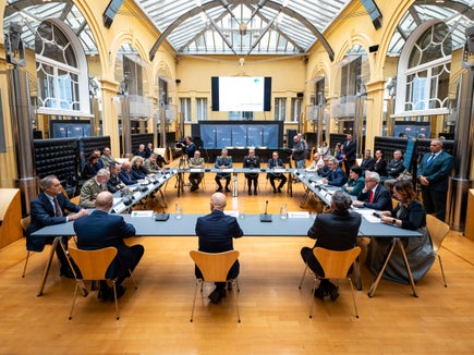 Am 21. September wird im Innenhof des Pallais Widmann ein Erhebungsakt, mit dem jene Liegenschaften ermittelt werden sollen, die für den Staat nicht mehr benötigt werden und im Einvernehmen an das Land Südtirol übertragen werden sollen, unterzeichnet. Ebenfalls unterzeichnet werden das Einvernehmensprotokoll zur Rationalisierung und funktionalen Neugestaltung des ehemaligen Gerichtsgebäudes von Meran sowie der Tauschvertrag zur Übertragung der Kaserne Rossi“ in Meran. (Foto: LPA/Fabio Brucculeri)