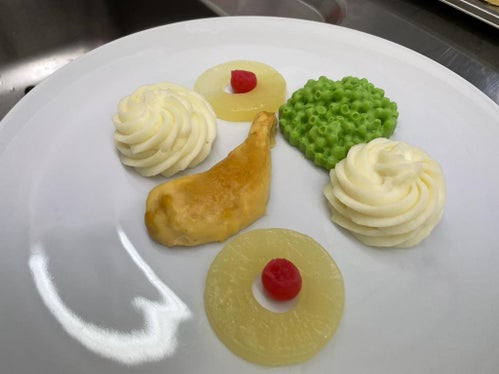 Wie Breikost präsentiert werden kann, zeigte Küchenchef Bernd Ackermann bei einer Fortbildung an der LBS Savoy in Meran. Im Bild: Hähnchen mit Currysauce-Ananas-Kirsche-Erbsengemüse und Herzoginkartoffeln (Foto: LPA/LBS Savoy/Hannes Rainer)