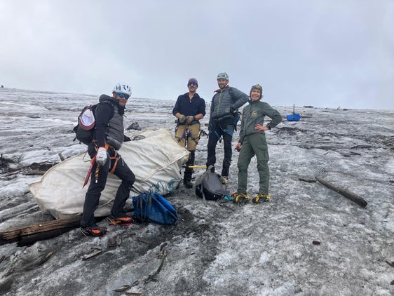 Vasta operazione di raccolta dei rifiuti sui ghiacciai nella zona del Passo dello Stelvio: nella foto la comandante della Stazione forestale di Prato allo Stelvio, Barbara Folie (a destra) assieme ad alcuni volontari (Foto: USP/Stazione forestale Silandro)