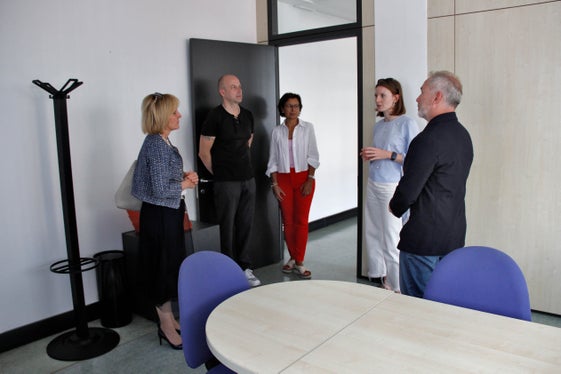 Die Direktorin der Landesabteilung Soziales, Michela Trentini (3.v.l.) und der Direktor des Dienstes für Pflegeeinstufung, Alberto Zendrini (1.v.r.) haben Landesrätin Deeg (1.v.l.) bei der Besichtigung der neuen Räumlichkeiten zur Pflegeeinstufung begleitet. (Foto: LPA/Greta Stuefer) 