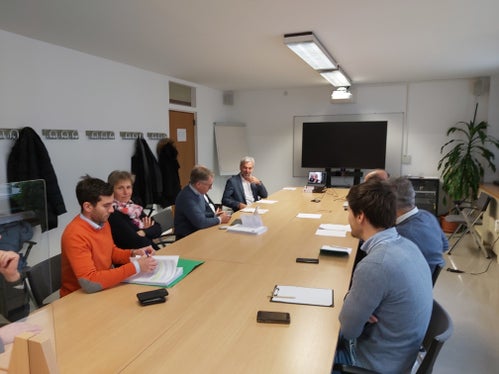 Heimische Experten an einem Tisch: Die Arbeitsgruppe Großraubwild setzt sich in Rom und Brüssel dafür ein, den Wolf von Nutztieren fernzuhalten - auch mit Abschüssen, nicht durch Jagd. (Foto: LPA/Ulrike Huber)