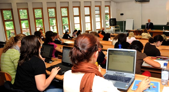 Das Land schließt mit der Philosophisch-Theologischen Hochschule Brixen (PTH) ein Programmabkommen ab. Dieses garantiert Planungssicherheit für die Lehr- und Forschungstätigkeit der Hochschule. (Foto: LPA/PTH Brixen)