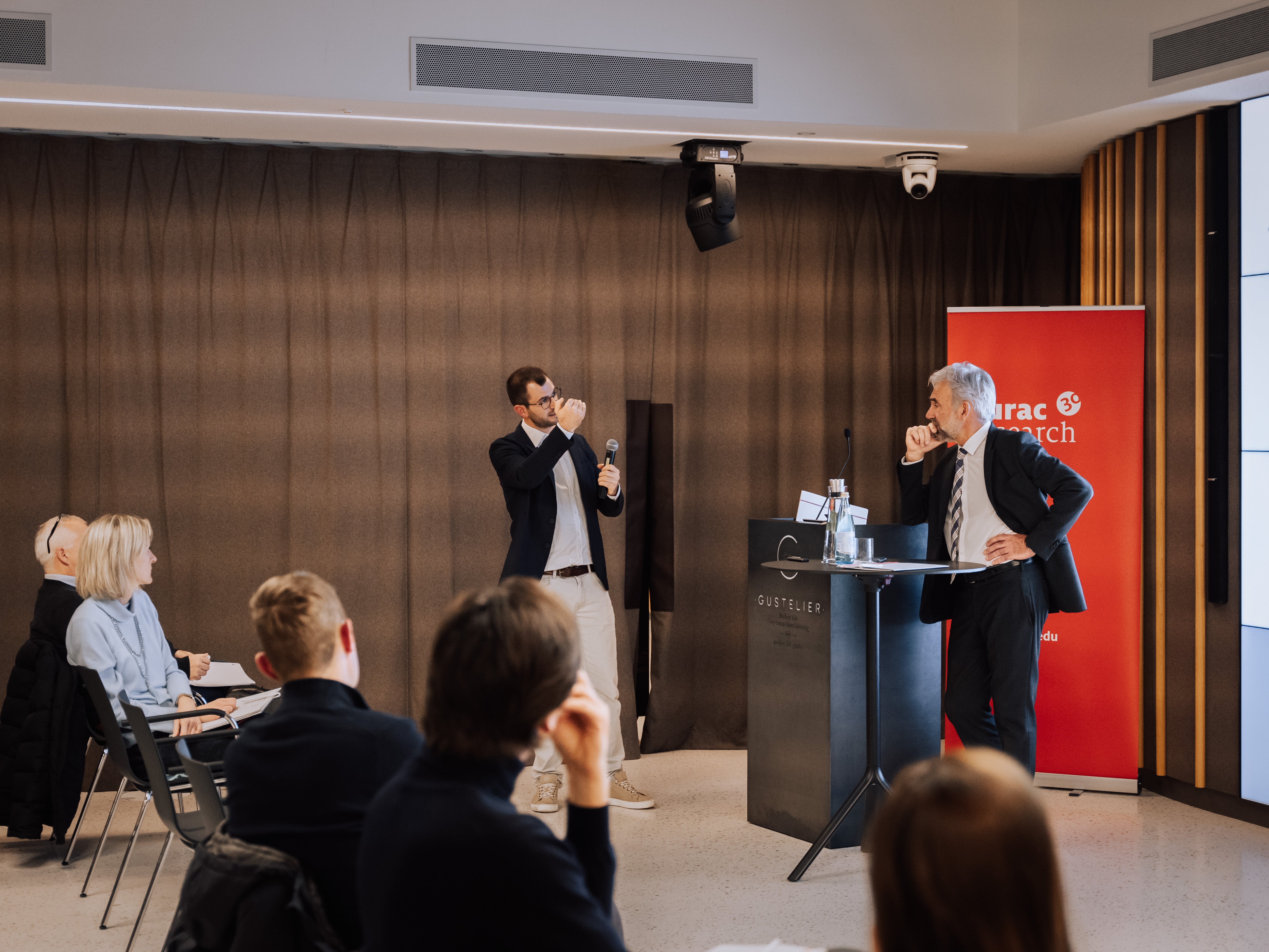 Il responsabile del progetto Felix Hartmann (in piedi a sinistra) e l'assessore Arnold Schuler (a destra): politica, scienza ed economia assieme per la sostenibilità. (Foto: Eurac Research/Janandrea Moroder)