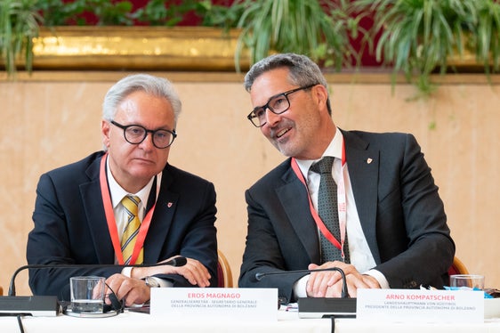 Hanno fatto gli onori di casa, particolarmente onorati per poter ospitare un evento così prestigioso: il presidente della Provincia Arno Kompatscher (a sinistra) e il segretario generale Eros Magnago. (Foto: USP/Manuela Tessaro)