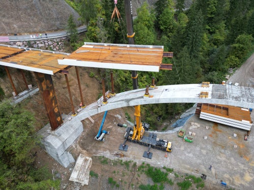 Die Montage der neuen Brücke beim Schloss Eschenlohe geht zügig voran. (Foto: LPA/DNA)