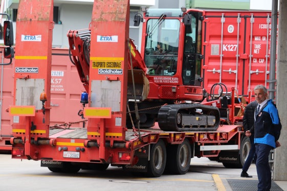 Schwerfahrzeuge der Berufsfeuerwehr sind am Nachmittag in das Überschwemmungsgebiet in der Emilia-Romagna gestartet, Landesrat Schuler (rechts im Bild) hat ihnen gute Wünsche mit auf den Weg gegeben (Foto: LPA/Maja Clara)