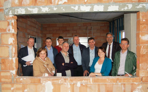 Il presidente altoatesino ha visitato anche il cantiere della nuova scuola primaria di Sarentino. Nella foto (da sinistra) Arnold Larcher, Flora Brugger, Richard Kienzl, entrambi operai edili, Lukas Stuefer, Josef Mair, il sindaco Christian Reichsigl, Lisa Lucin, il presidente Arno Kompatscher e Bernhard Thaler. (Foto: ASP/Toni Hofer)