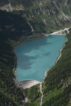 Die Staumauer des Neves-Stausees im Mühlwalder Tal ist mit 95 Metern die höchste in Südtirol. (Foto: LPA/Landesamt für Hydrologie und Stauanlagen)