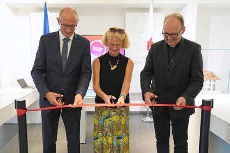 La mostra “Storia diocesana dell'Euregio” è stata inaugurata (da sinistra) dal presidente del Tirolo Anton Mattle, dalla rettrice dell'Università di Innsbruck Veronika Sexl e dal vescovo di Innsbruck Hermann Glettler. (Foto: Land Tirol/Dorfmann)