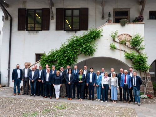 Die&nbsp;Landesregierung traf sich&nbsp;zu&nbsp; einer Sondersitzung in der Landwirtschaftlichen Oberschule in Auer mit den Bürgermeisterinnen und Bürgermeistern der Bezirksgemeinschaft Überetsch Unterland. (Foto: LPA/Fabio Brucculeri)