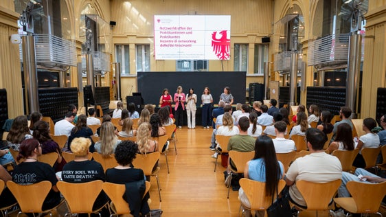 Un team di 5 tirocinanti dell'Ufficio Sviluppo personale, dell'Ufficio spese e di Europe Direct Alto Adige ha moderato l'incontro. (Foto: USP/Fabio Brucculeri)