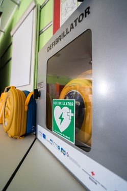 Das Interreg-Projekt Dolo Defi setzt sich die grenzüberschreitende Verbesserung der Rettungskette durch Einsatz von Frühdefibrillatoren zum Ziel. (Foto: LPA/Michael Mair am Tinkhof)
