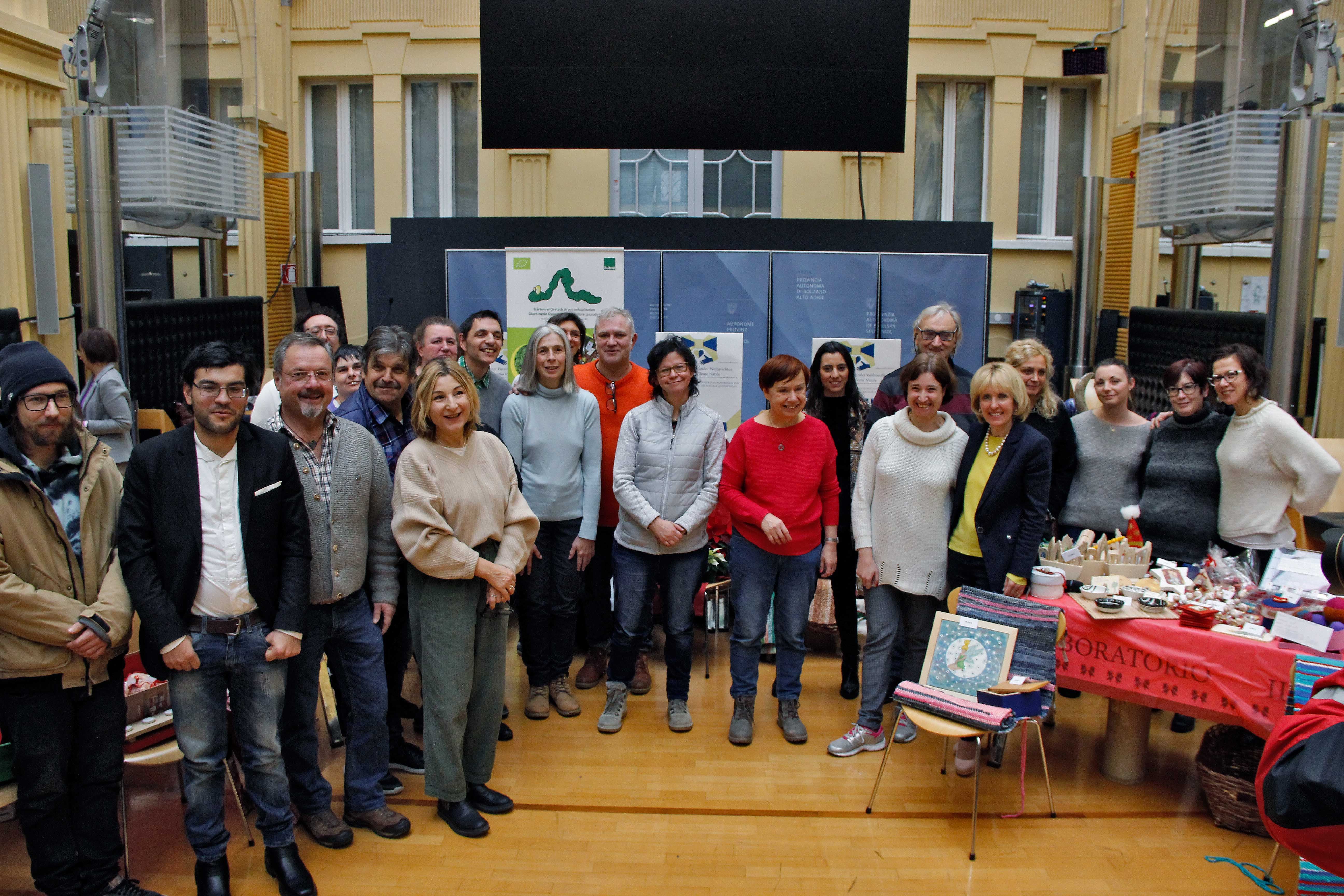 L'assessora al sociale, Waltraud Deeg, ha fatto visita al Mercatino di Natale Miteinander Füreinander Weihnachten. Facciamo insieme Natale, esposizione e vendita dei prodotti artigianali di otto cooperative sociali e gruppi di lavoro altoatesini allestito nel cortile interno di Palazzo Widmann (Foto: LPA/Greta Stuefer)