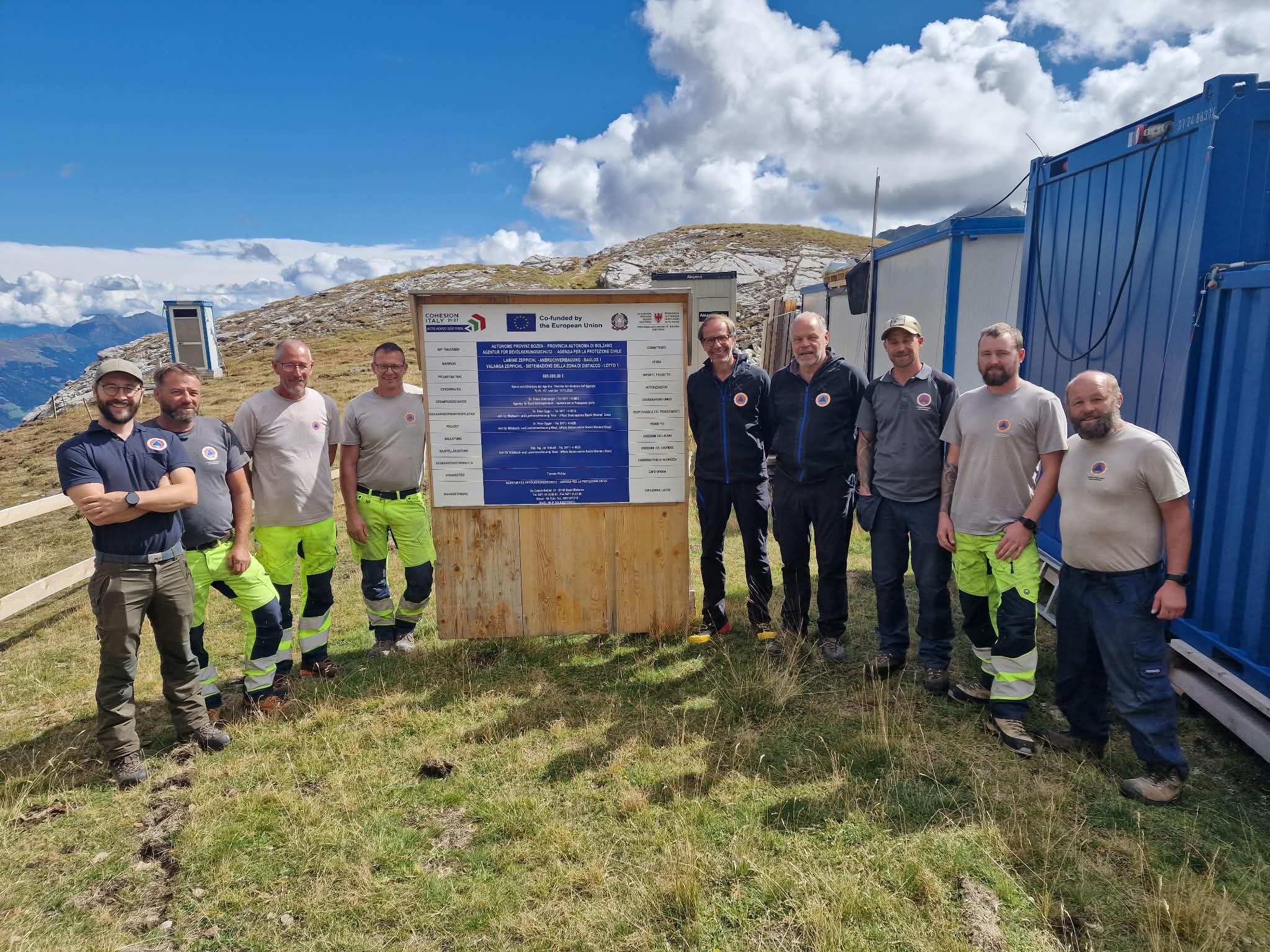 Sul cantiere dell’opera di protezione contro le valanghe di Zeppichl: (da sinistra) il capocantiere Jan Kobald, il caposquadra Thomas Pichler e gli operai della sua squadra Johann Georg Haller e Michael Angerer, il direttore dell’Agenzia per la protezione civile Klaus Unterweger, il direttore dell’Ufficio Sistemazione bacini montani ovest Ovest Peter Egger, gli operai Florian Öttl, Patrick Heiss e Michael Ennemoser. (Foto: USP/Ufficio Sistemazione bacini montani ovest presso l’Agenzia per la Protezione civile)