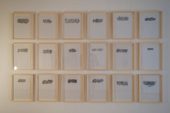 Die Frottage Madre, Mami, Mama, Mamita, Mamcita, Madrecita von Margarethe Drexel ist Teil der Ausstellung, die derzeit in Glurns zu sehen ist. (Foto: LPA/Bürgergenossenschaft Obervinschgau/Simon Graf)