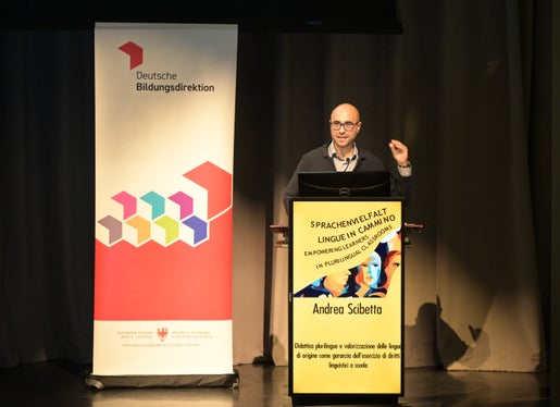 Andrea Scibetta von der Università per Stranieri in Siena ging anhand einiger Beispiele in seinem Vortrag darauf ein, wie die Sprachen aller Schülerinnen und Schüler der Klasse wertgeschätzt und im Unterricht genutzt werden können. (Foto: LPA/Deutsche Bildungsdirektion/Margit Pichler)