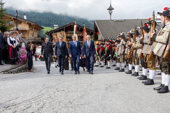 L bënunì tradiziunel: l minister austriach Norbert Totschnig, l presidënt dla Provinzia de Trënt Maurizio Fugatti, l presidënt dla Euregio y presidënt dla Provinzia de Bulsan Arno Kompatscher y l capitan dl Tirol Anton Mattle ntan che i passa via de furmazion. (Foto: Land Tirol/Sedlak)