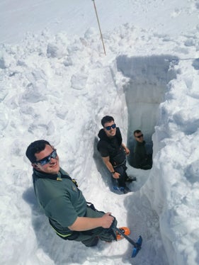 Nei giorni scorsi si sono svolte le misure di accumulo invernale 2024 sui ghiacciai altoatesini condotte dall’Ufficio Idrologia e dighe dell’Agenzia per la Protezione civile, in collaborazione con il Comitato Glaciologico Italiano e con il supporto dell’Ispettorato forestale di Vipiteno (Foto: ASP/Thomas Windisch)