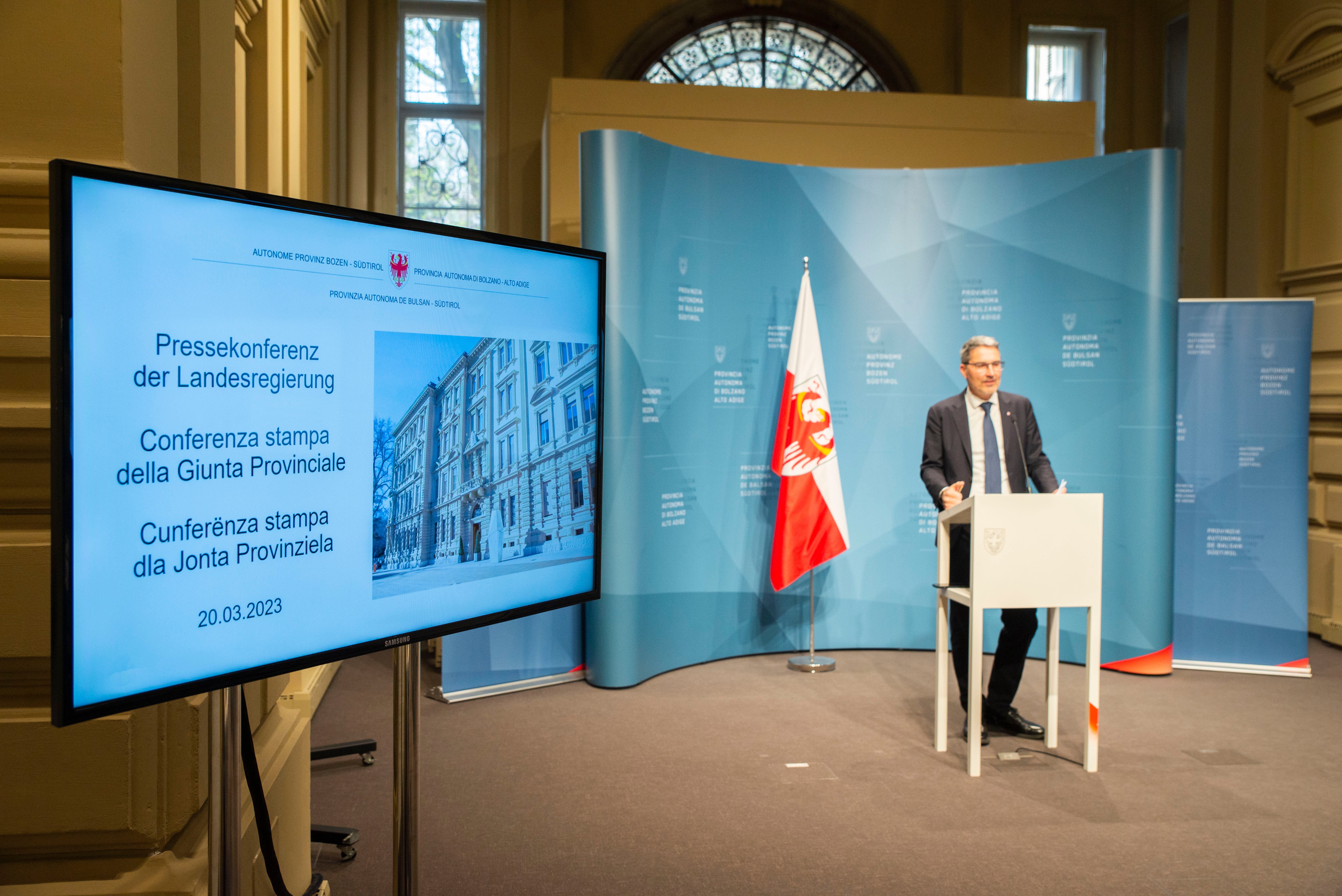 Landeshauptmann Arno Kompatscher berichtete heute Mittag über die Entscheidungen der Landesregierung. (Foto: LPA/Fabio Brucculeri)