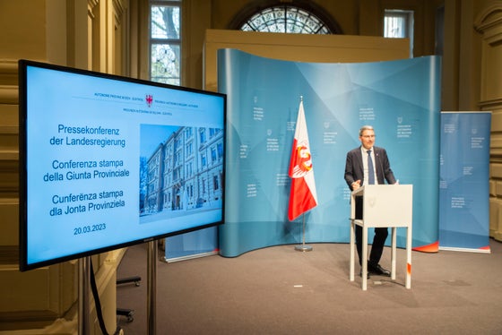Landeshauptmann Arno Kompatscher berichtete heute Mittag über die Entscheidungen der Landesregierung. (Foto: LPA/Fabio Brucculeri)