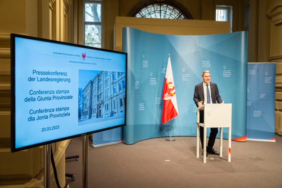 Landeshauptmann Arno Kompatscher berichtete heute Mittag über die Entscheidungen der Landesregierung. (Foto: LPA/Fabio Brucculeri)