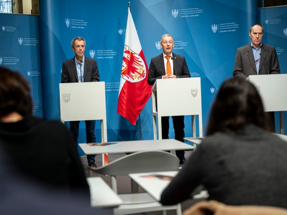 Stellten die Luftqualitätsdaten 2025 vor und bewerteten die Entwicklungen der wichtigsten Luftschadstoffe in Südtirol: (von links) Georg Pichler, Direktor des Landesamtes für Luft und Lärm, Landesrat Peter Brunner und Luca Verdi, Direktor des Labors für Luftanalysen und Strahlenschutz, bei der Pressekonferenz am 5. März. (Foto: LPA/Fabio Brucculeri)