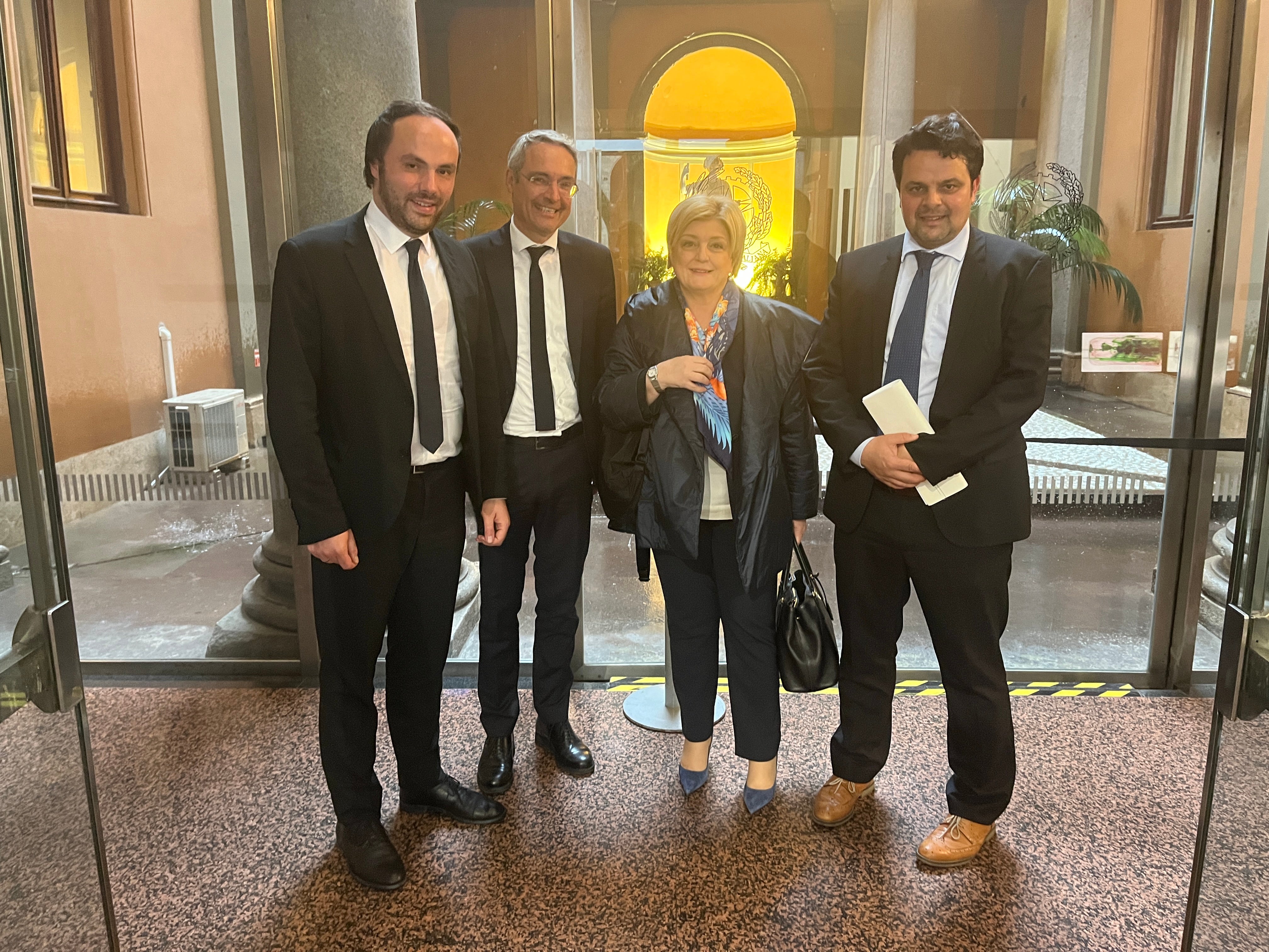 L'assessore provinciale Philipp Achammer (all'estrema sinistra) con la ministra del Lavoro e delle Politiche sociali, Marina Elvira Calderone, il senatore Meinhard Durnwalder (all'estrema destra) e il deputato Dieter Steger (Foto: ASP)