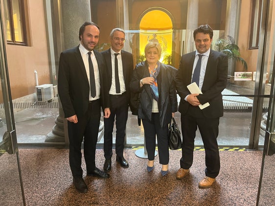 L'assessore provinciale Philipp Achammer (all'estrema sinistra) con la ministra del Lavoro e delle Politiche sociali, Marina Elvira Calderone, il senatore Meinhard Durnwalder (all'estrema destra) e il deputato Dieter Steger (Foto: ASP)