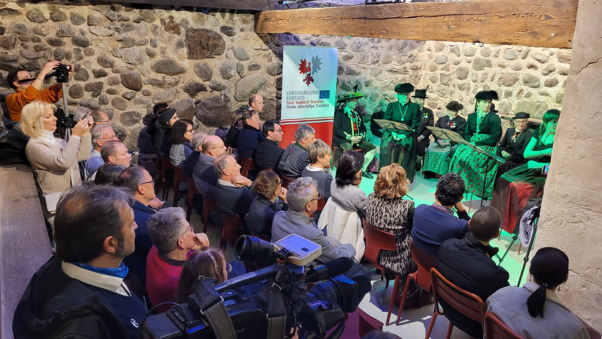 Dla storia dla valedes de Souramont iela jita pra l’ultima sëira tl cheder dla juebia culturela tl ciulé dla Waaghaus a Bulsan. (Fotografia: Euregio/Armin Gluderer)