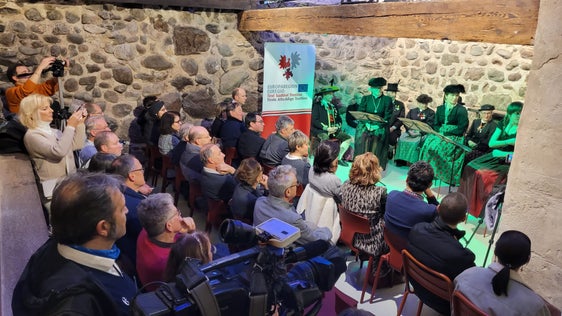 Dla storia dla valedes de Souramont iela jita pra l’ultima sëira tl cheder dla juebia culturela tl ciulé dla Waaghaus a Bulsan. (Fotografia: Euregio/Armin Gluderer)