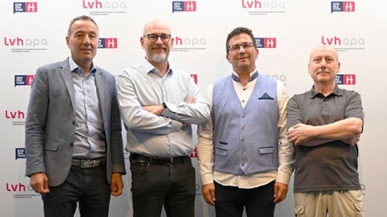 Da sinistra il direttore Walther Pöhl, il dirigente Franco Ramaroli e i docenti nel recente incontro tra Scuola professionale Einaudi e lvh.apa (Foto: ASP/Scuola professionale Einaudi)