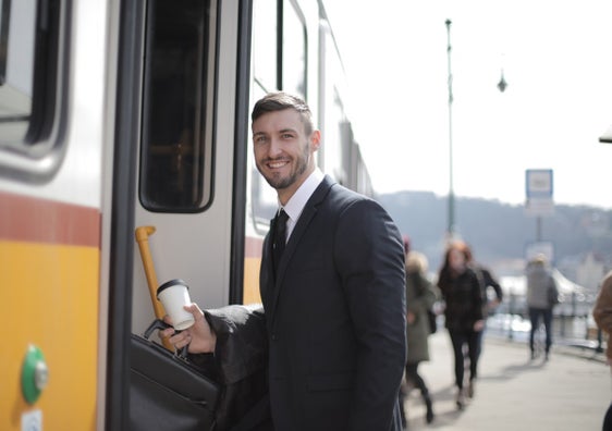 Lasciare l’automobile e viaggiare comodamente in treno: i pendolari potranno parcheggiare gratuitamente nelle stazioni ferroviarie. La nuova disposizione é applicata per adesso alle stazioni ferroviarie di Bressanone e Brunico. (Foto: Pexels)