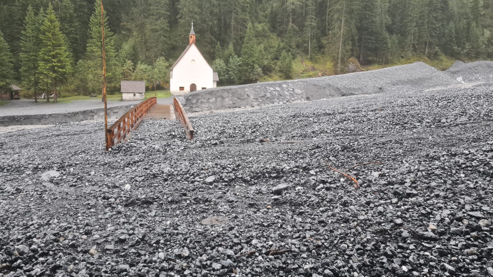 Die Wallfahrtskirche Heilige-Drei-Brunnen wurde vom Murgang der heutigen Nacht, auch dank des Ablenkdamms, nicht beschädigt. (Foto: LPA/Amt für Wildbach- und Lawinenverbauung West)
