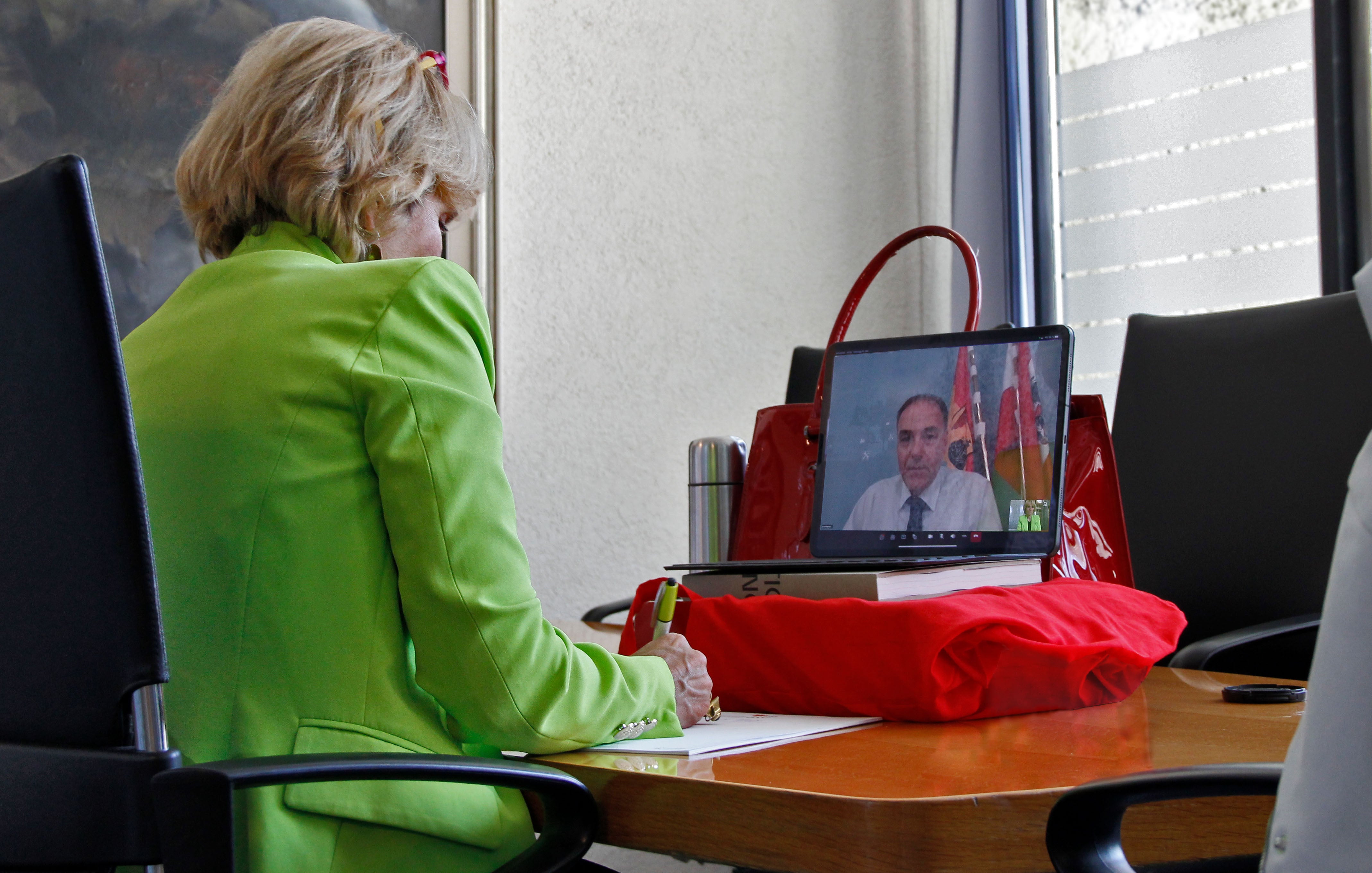 Im Rahmen eines Online-Gesprächs hat sich Landesrätin Waltraud Deeg beim Burgenländischen Soziallandesrat Leonhard Schneemann über den Pflege Service Burgenland informiert. (Foto: LPA/Greta Stuefer)