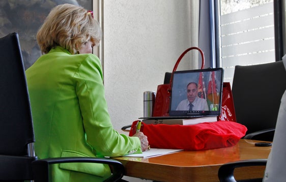 Im Rahmen eines Online-Gesprächs hat sich Landesrätin Waltraud Deeg beim Burgenländischen Soziallandesrat Leonhard Schneemann über den "Pflege Service Burgenland" informiert. (Foto: LPA/Greta Stuefer)